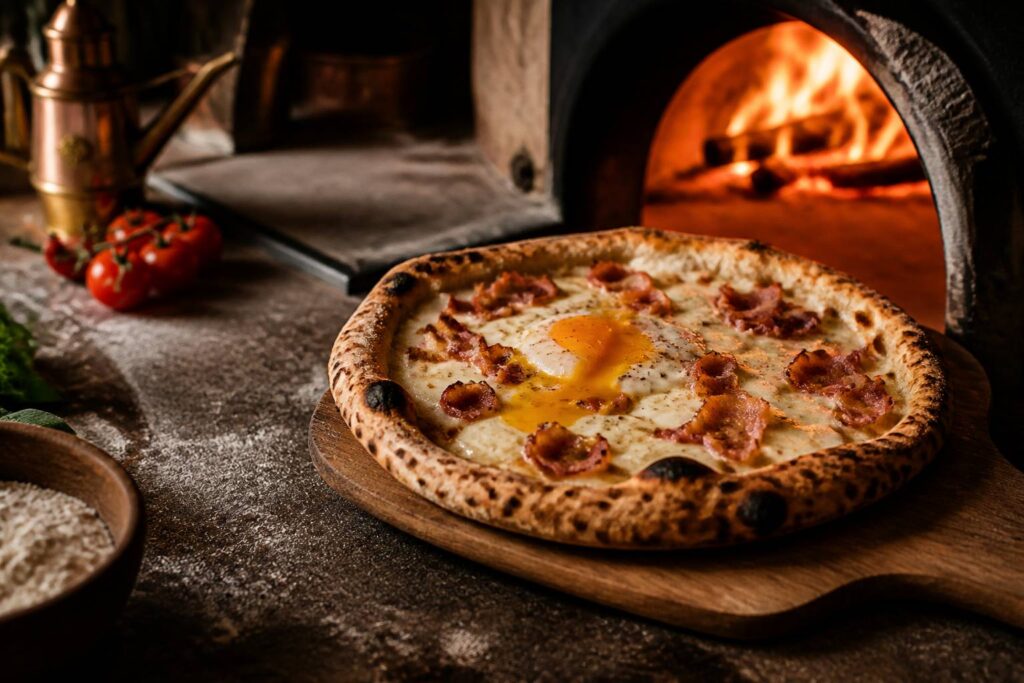 Pizza carbonara dorée avec pancetta et jaune d'œuf coulant