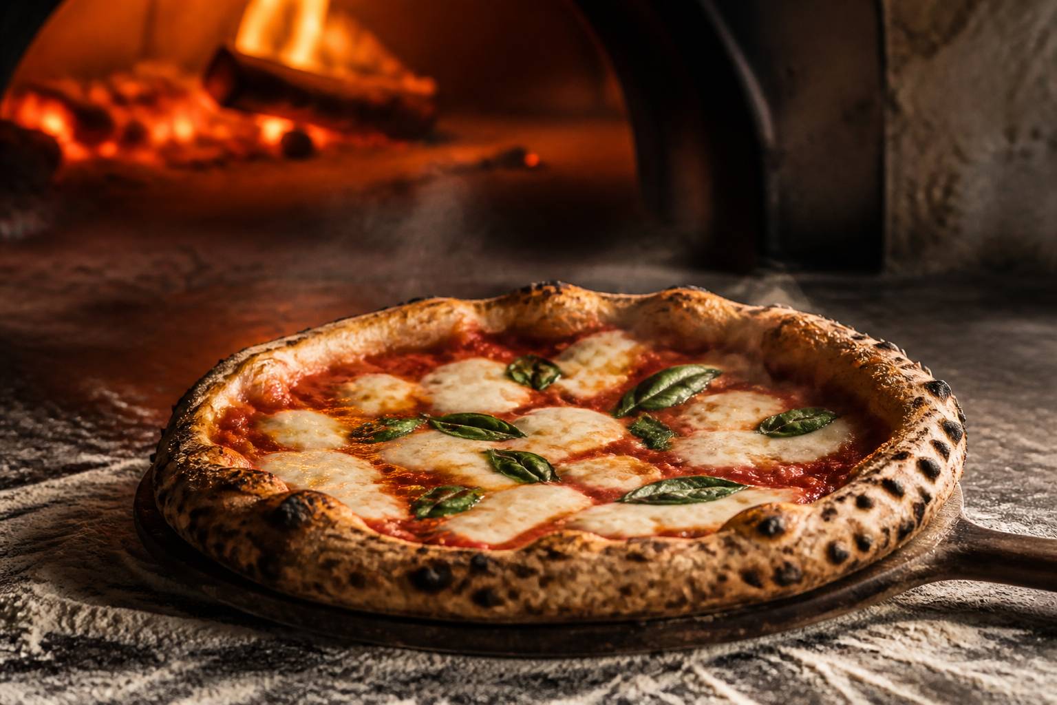 Pizza sortant d'un four à bois avec croûte gonflée et mozzarella fondue